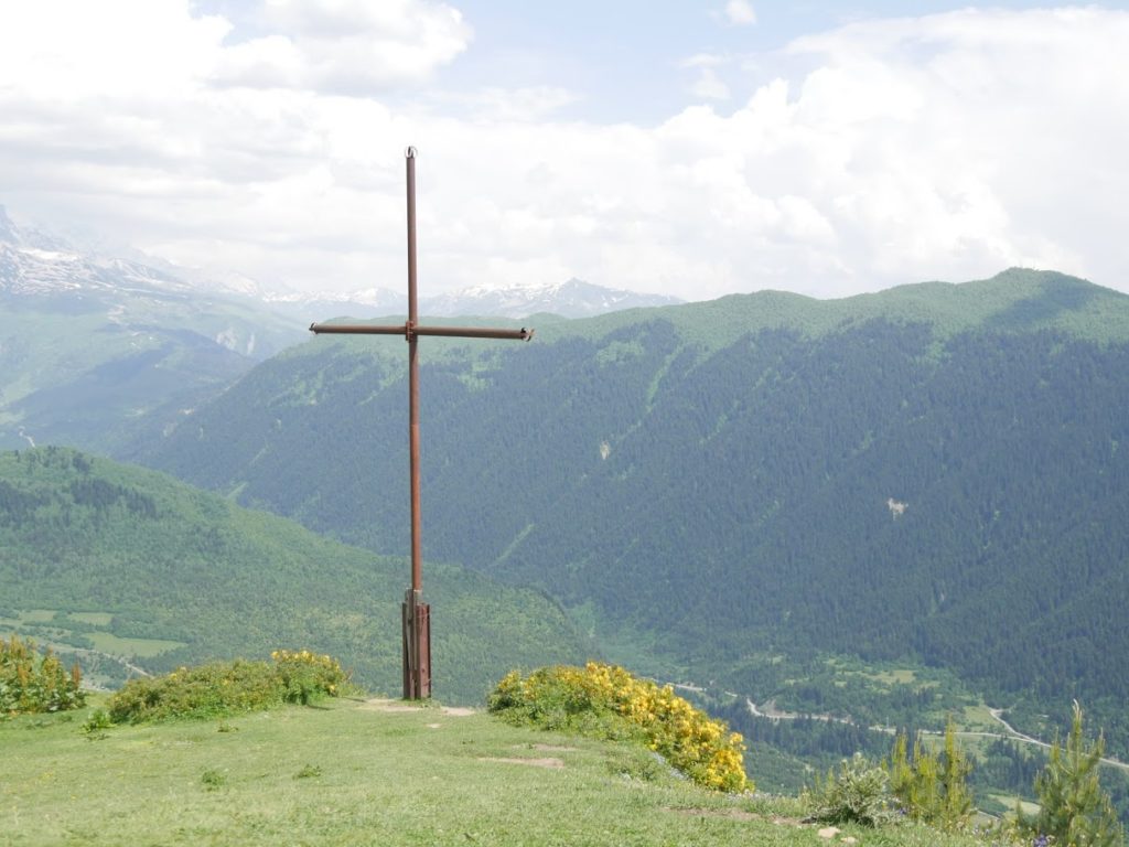 【ジョージア】メスティアの十字架の丘へのトレッキング